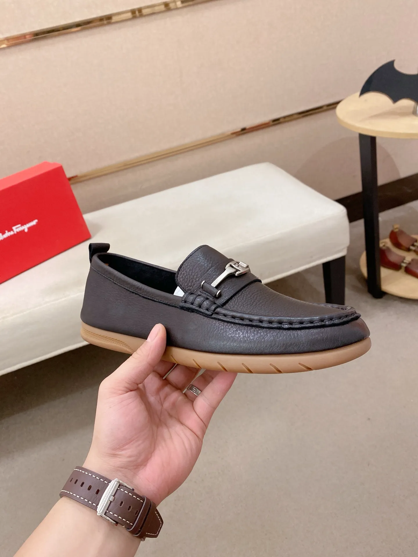 Factory price 500💰 Original Ferragamo men's shoes! The world's top brands...Luxury quality...//Fashion and high-end footwear 👍💪🏻...give you a low-key luxury comfort experience👍. The upper is made of pure Italian imported original cowhide and sweat-absorbent sheepskin lining. It is comfortable and breathable, high-end and classy... luxurious and noble!! .. OEM factory shipment [Hug] stall.. Original board. Welcome to taste..38--44.
